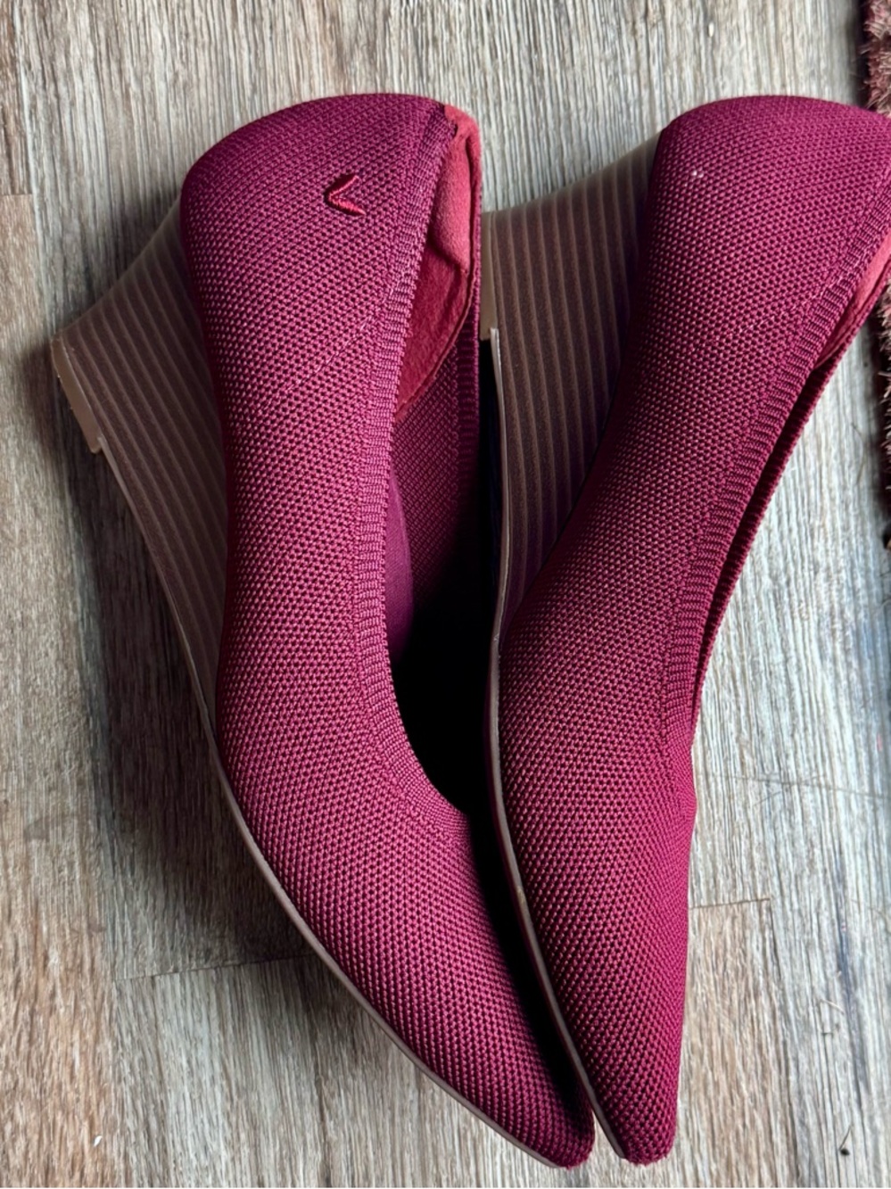 Vivaia Women's Burgundy Pointed-Toe Ballet Flats women’s size 7 (37.5)